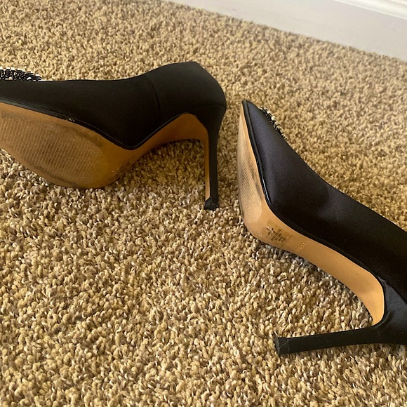 EXPRESS Black Pumps With Ring Rhinestone - Picture 4 of 4